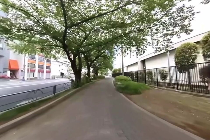 EAGLE-VR: Une fille en train de faire du jogging : elle n’arrêtait...