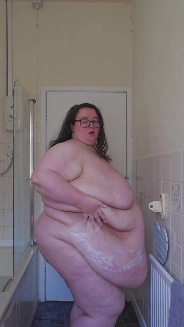 SSBBWLadyBrads: SsBBw bagno crema pancia corpo