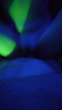 Penelope birden fazla orgazm olana kadar minik amını pompalatıyor