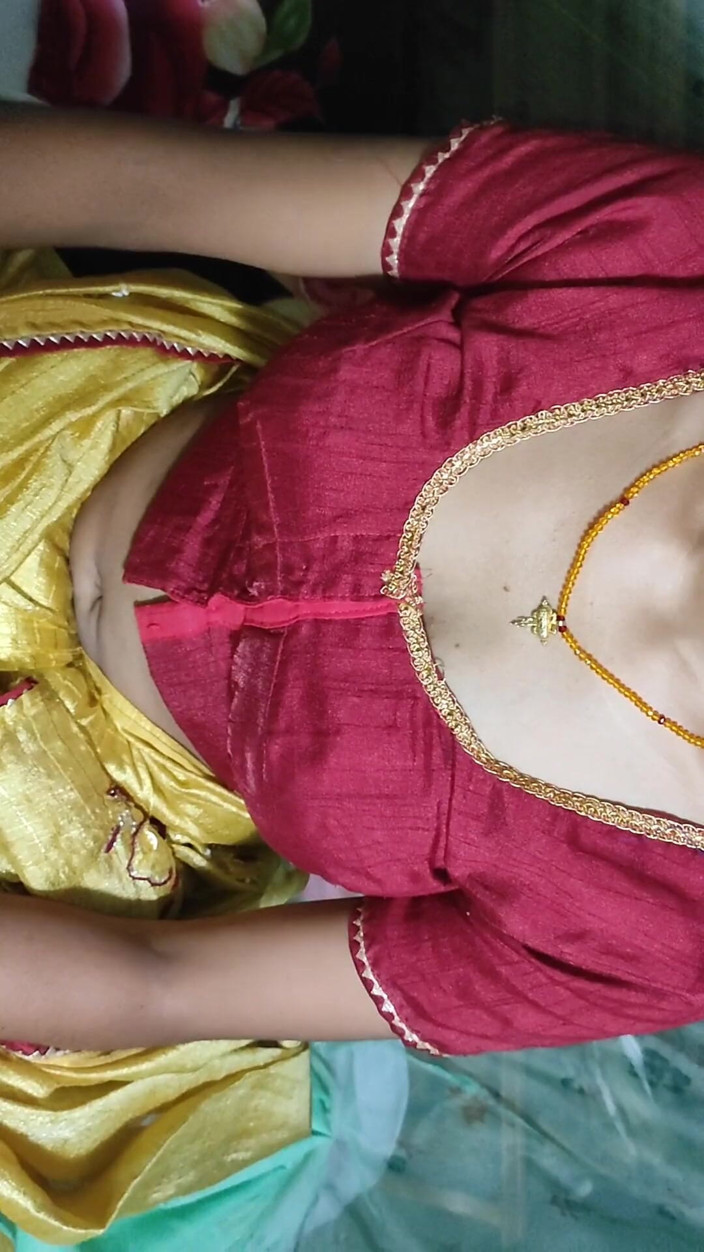 Gini272: Bhabhi en sari amarillo hindi hablando infiel con marido follando...