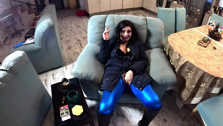 MilfyCalla: Thổi kèn hút thuốc, trêu chọc lạc đà &amp; xuất tinh đôi trên áo...