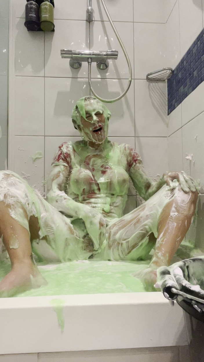 CALLIE ROKS: Pinke Torten zum gesicht und gunge Buckets über meinem kopf