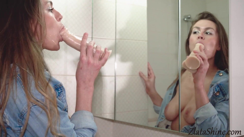 Zlata Shine: Prstění brunetky a masturbace s robertkem v sexy punčochách