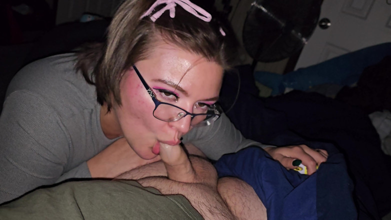 Funhousewife69: Cewek sange ini lagi asik nyepong kontol dan telan sperma...