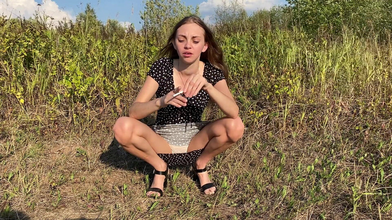 AnnetMoroz: Hút thuốc và nhổ nước bọt tôn sùng