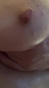 Bbwbootyful frotando aceite de bebé en mis tetas apretando retorciendo mis pezones