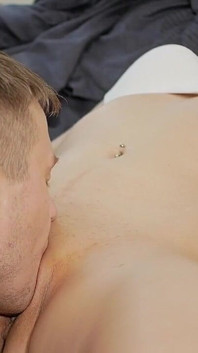 Lecherous male dà cunnilingus la sua miLF e lei prende le convulsioni dell'orgasmo.