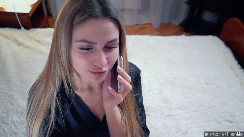 LuxuryMur: Si jalang panas bercakap dengan suaminya di telefon semasa rakannya...