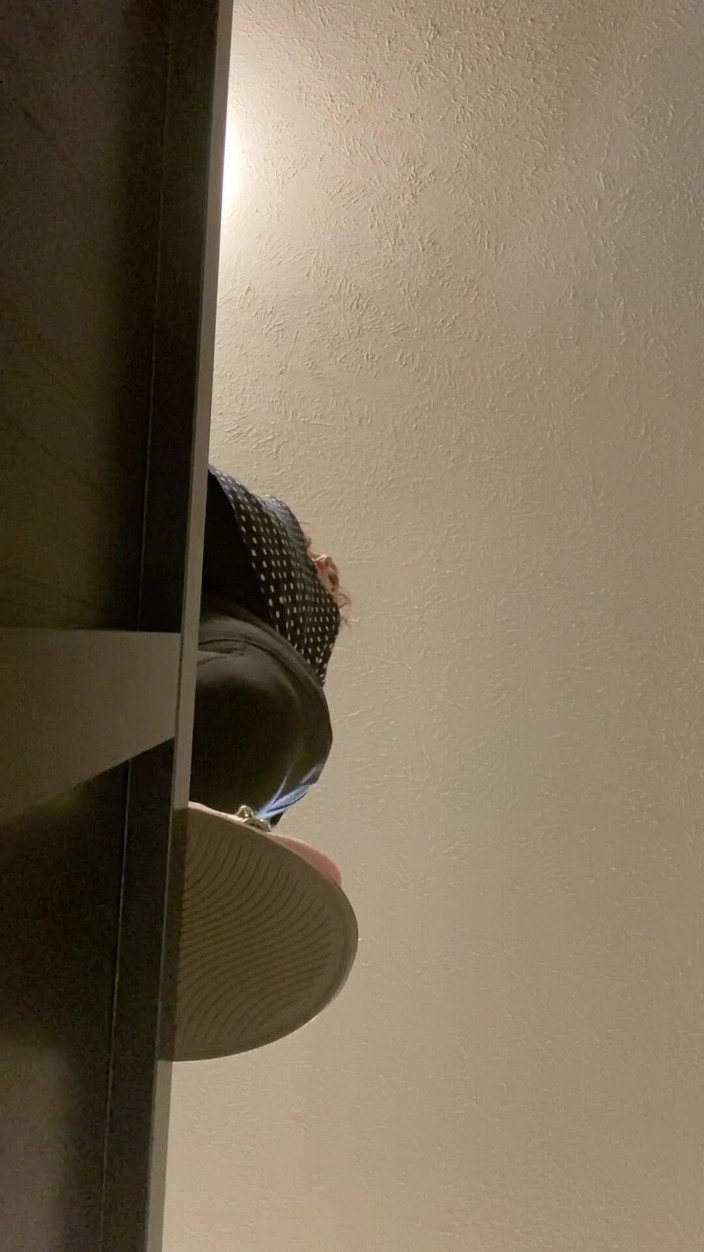 BellaBlast: Ledge'den sarkıyor - bu iri güzel kadın düşmen için parmaklarını ezecek...