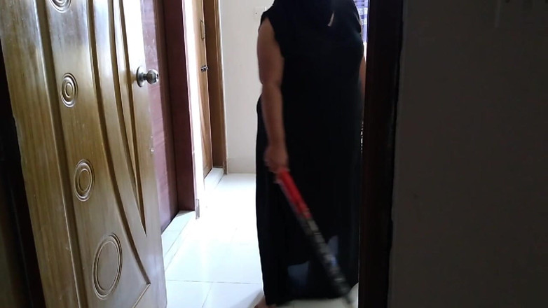 Aria Mia: Niqab hookup - 热辣的阿拉伯微胖少女在打扫办公室时被老板干！