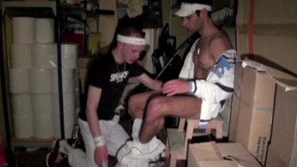 Sneaker gay: Greg, Matt'ın spor ayakkabılarına itaat ediyor