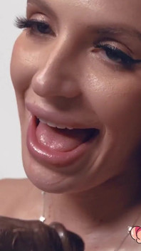 Asstastic Alexa Payne berijdt grote dildo