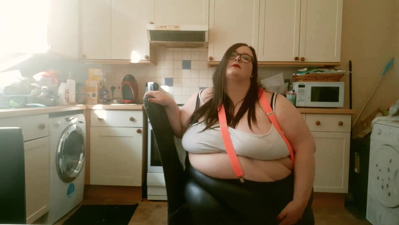 SSBBWLadyBrads: Grandota juega con la cocina en sexy ropa apretada - parte 2