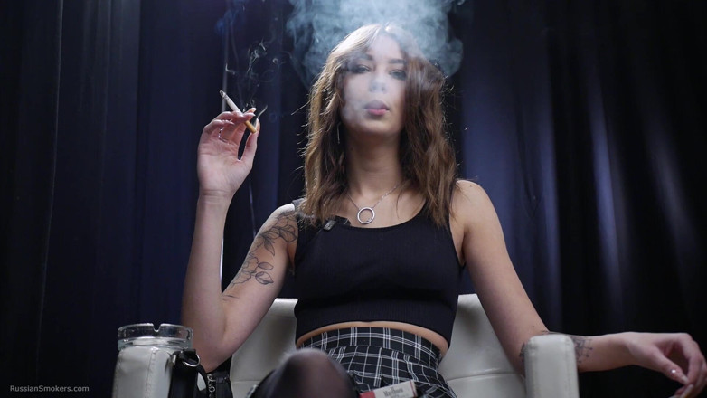 Russian Smokers: สาวสีผมบรูเน็ตวัย 19 ปีสูบบุหรี่บุหรี่สีขาว 100 มม