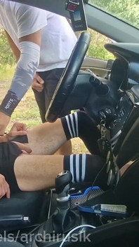 Un Capo Passera Ha Scopato Un Ragazzo Femminuccia Transessuale Mentre Guidava Una Macchina, Spruzzando Sperma Sulle Sue Calze.