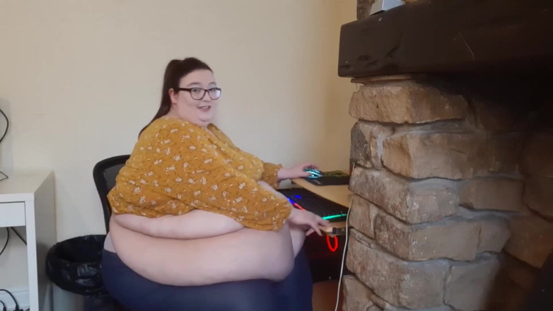 SSBBWLadyBrads: La ragazza grassa lotta in ufficio