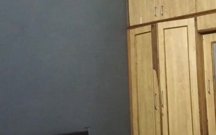 Funny couple porn studio: Tamil evli kadın öpüşerek göğüslerini gösteriyor önde ve arkada sikişiyor