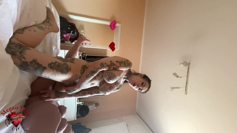 Megan Inky: Păpușă sexuală reală - Megan Inky fute păpușa