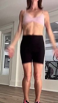 Magrinha fit academia mostra seus músculos e malha