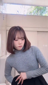 낮 산책은 대담하고 대담한 노출과 상승 긴장 리드를 강렬한 질싸 순간으로 바꿉니다.