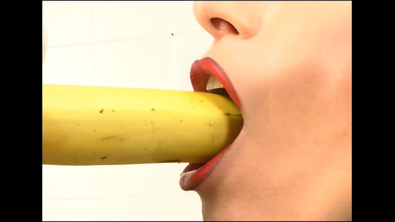Piss Lover: 私たち三人はプールでおしっこをし、口を開けたり、膣で競い合ったりしました