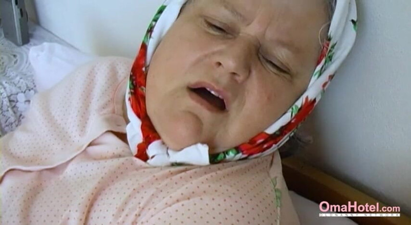 Old Nanny: Oude dikke dame en haar goed uitziende oude brunette vriendin...