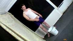 Piss Twinks: Eddy और पेशाब की उसकी बाल्टी