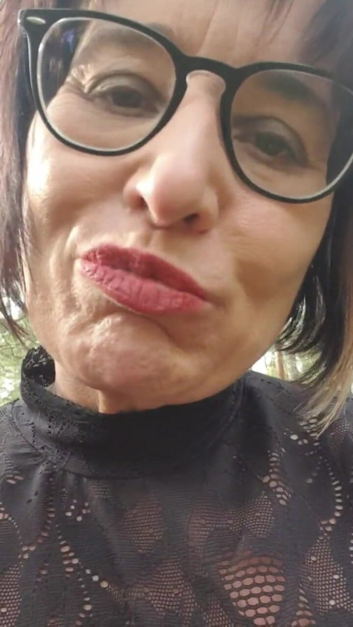 JulieEroticDress: घर के बाहर नग्न होकर फुहार छोड़ना