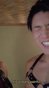 Japanische kerle versuchen sexy unterwäsche