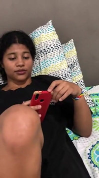 Üvey erkek kardeşim beni lezzetli bir sikişmek için odama geliyor