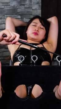 ถูกมัดและเผยเท้า: การตีเท้าของโคโกมิ อิจินาริโดยมินามิ อิเคจิริ