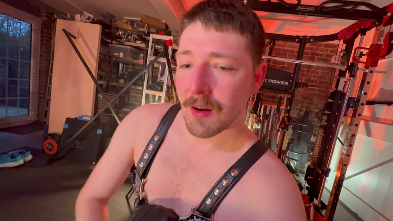 Bob Steel: Stuart beruang dan bob cigar berkongkek asap