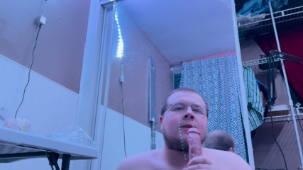 Chubbybidude: Tombul eşcinsel adam siyah dildo üzerinde oral seks yapıyor