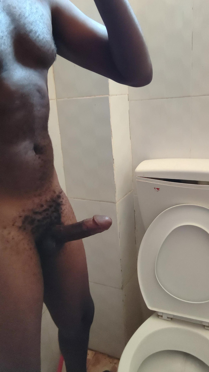 Kenyandick: Un maschio maturo si masturba il suo cazzo nero in...
