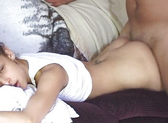 Amateur Den: Brunetka teen tvrdě šuká se svým chlapcem