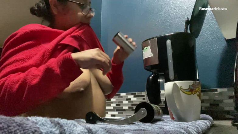 RosemarieLoves: En primer plano - milf asmr moliendo granos de café en...
