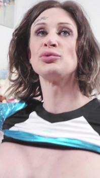 Busty Trans Cheerleaderka dostaje puszczalska