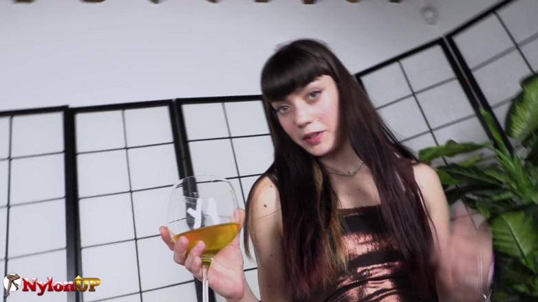 FootFetish Girls With Sex Toys and Nylons: L'arrapata ragazza mora missy sinner adora seducerti con i suoi...