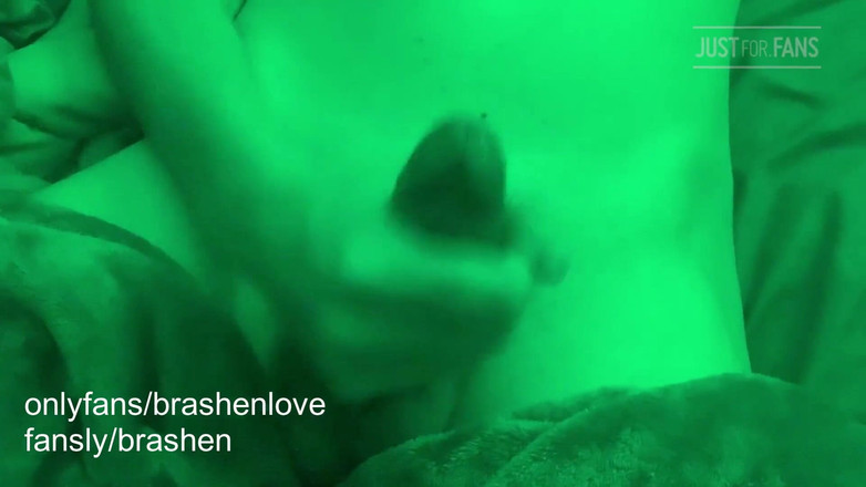 Brashen: Schattige tiener laat op de avond enorme cumshot aftrekken