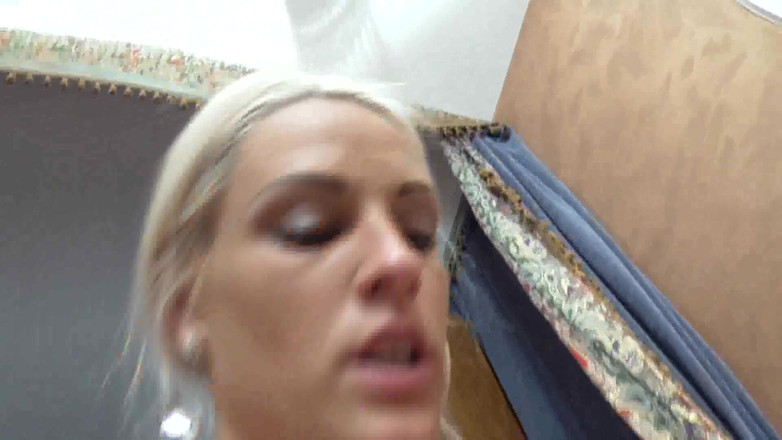 Femdom Sex: Cracher du sperme dans la bouche de l'esclave cocu