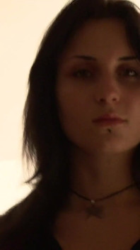 Bruna matura si spoglia nuda sgrillettamento figa bagnata selvaggiamente