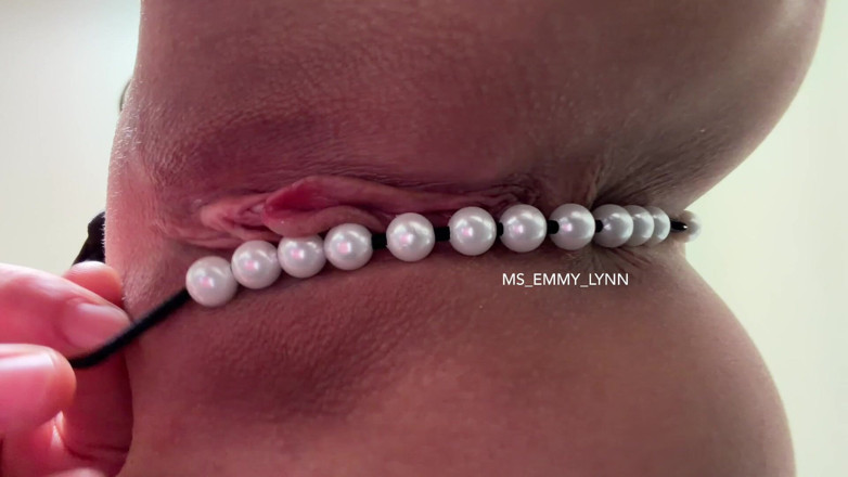 Ms_Emmy_Lynn: Pearl String in geschoren poesje van dichtbij