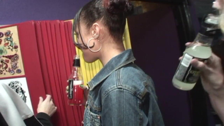 Dirty Dating Live: Przestrzeń zewnętrzna Międzyrasowa noc orgii w innym światowym salonie tatuażu