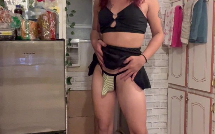 TSJade95: Minifalda negra, tacones altos de oro, perra cachonda se corre...