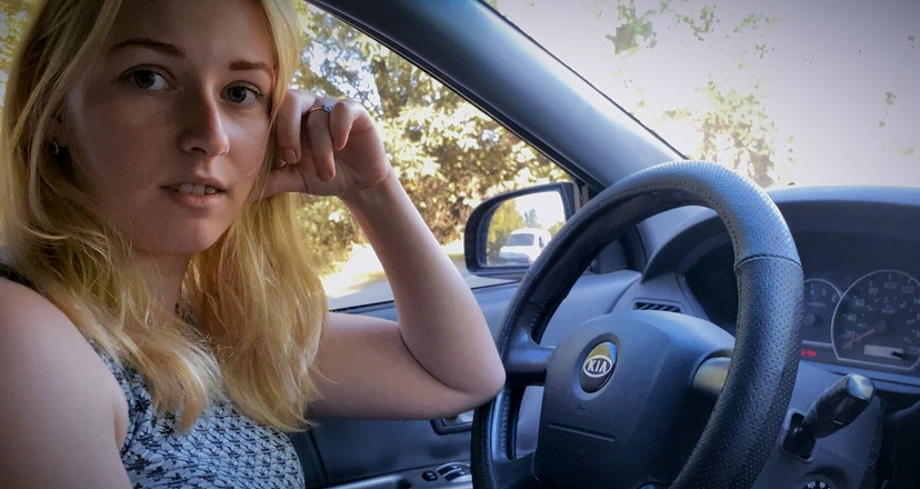 SweetAndFlow: Pomohla blondýnce opravit auto a ošukal ji