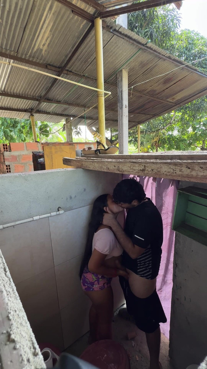 EMY_AND_JONH: Hermanastra Caliente Llama Al Primo Del Marido Desde El Baño...