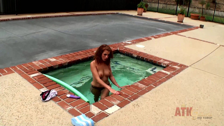 ATKIngdom: नग्नता