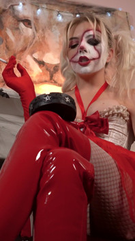La principessa da circo inquietante ti fa il suo posacenere umano