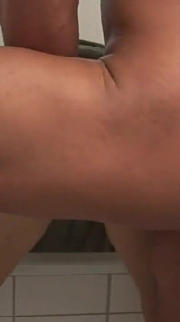 นางเงี่ยนคาซิลิงก้าโดนเย็ดท่าหมาในห้องน้ำด้วยควยใหญ่