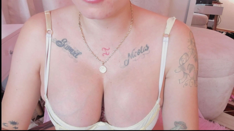 Msschloee_: Gadis hamil pengen dientot saat lagi sendirian di rumah